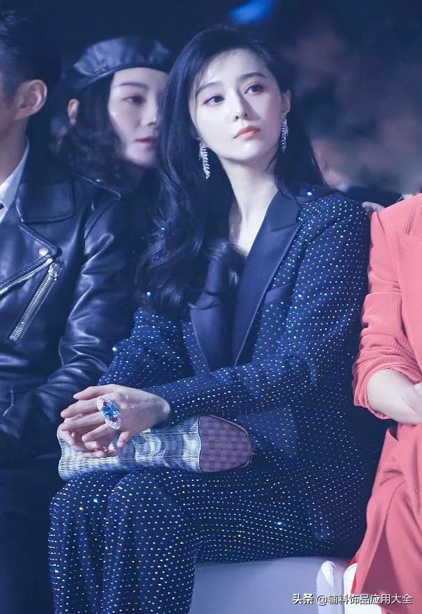 靓丽的流行元素，看水钻服装在明星身上的出彩表现