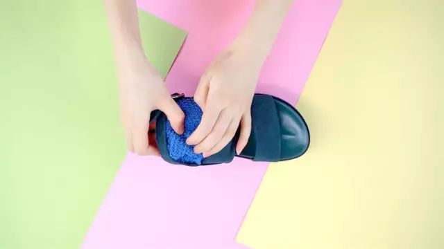 哪个牌子的凉鞋不磨脚,高跟鞋凉鞋磨脚怎么办