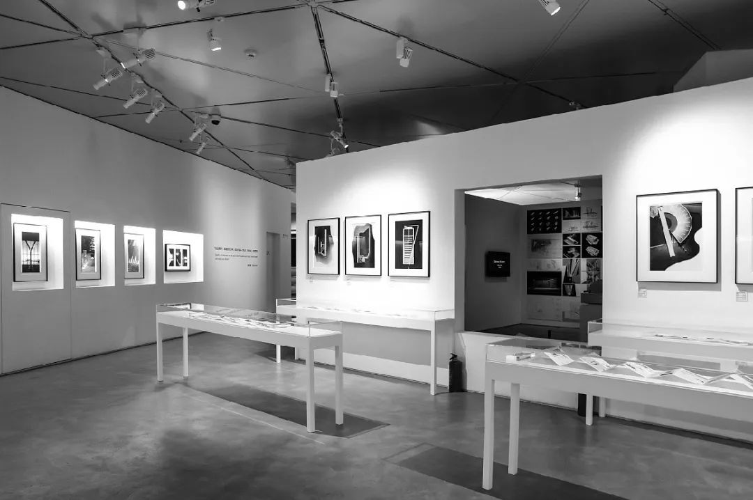 水泥自流平做环氧地坪施工方案,彩色水泥自流平设计