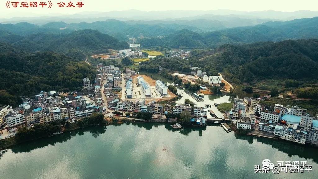 昭平县桂江东岸公路视频,贺州昭平道路建设