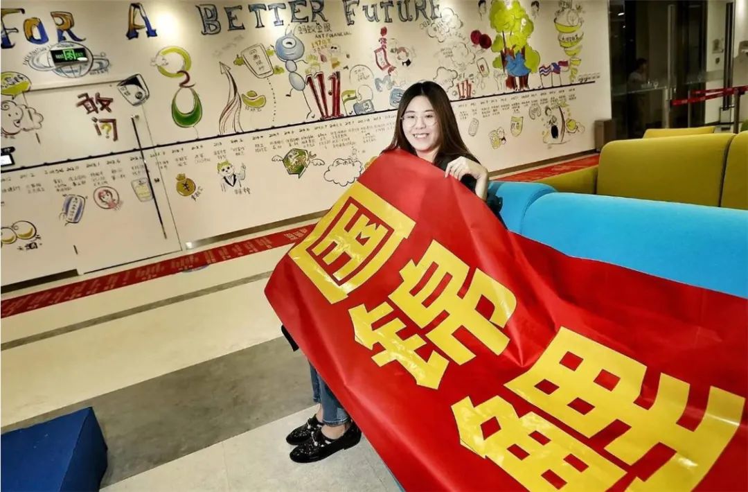 支付宝锦鲤女孩信小呆一夜暴富,2018中国锦鲤信小呆获奖专访