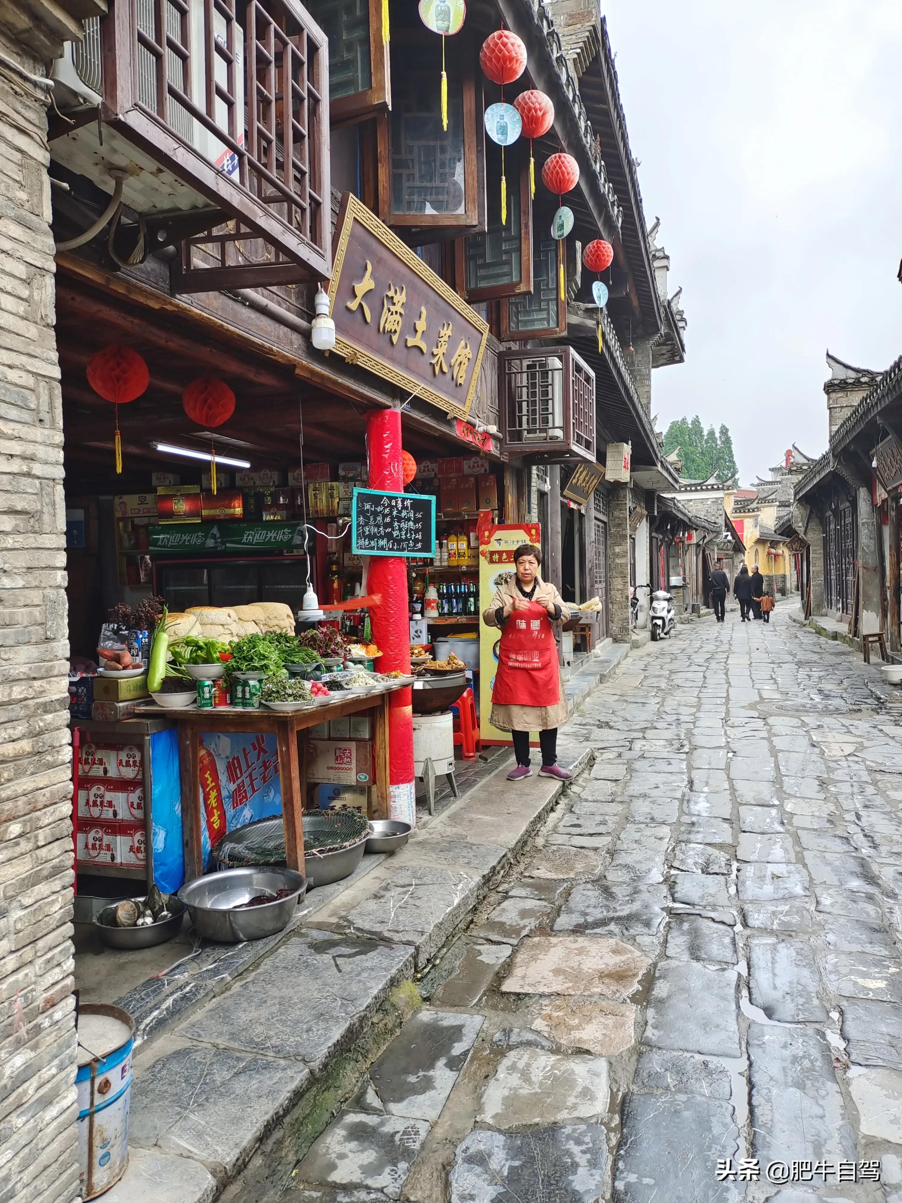 这古镇既有江南的小桥流水,更有原味的古色古香,它就是三河古镇
