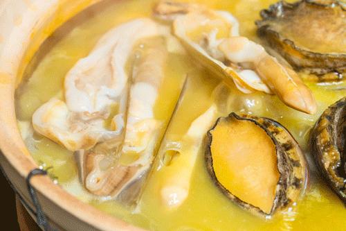 魔都惊现「2层楼小香港」,卖“蹦迪海鲜”!花胶鸡、6头鲍免费送