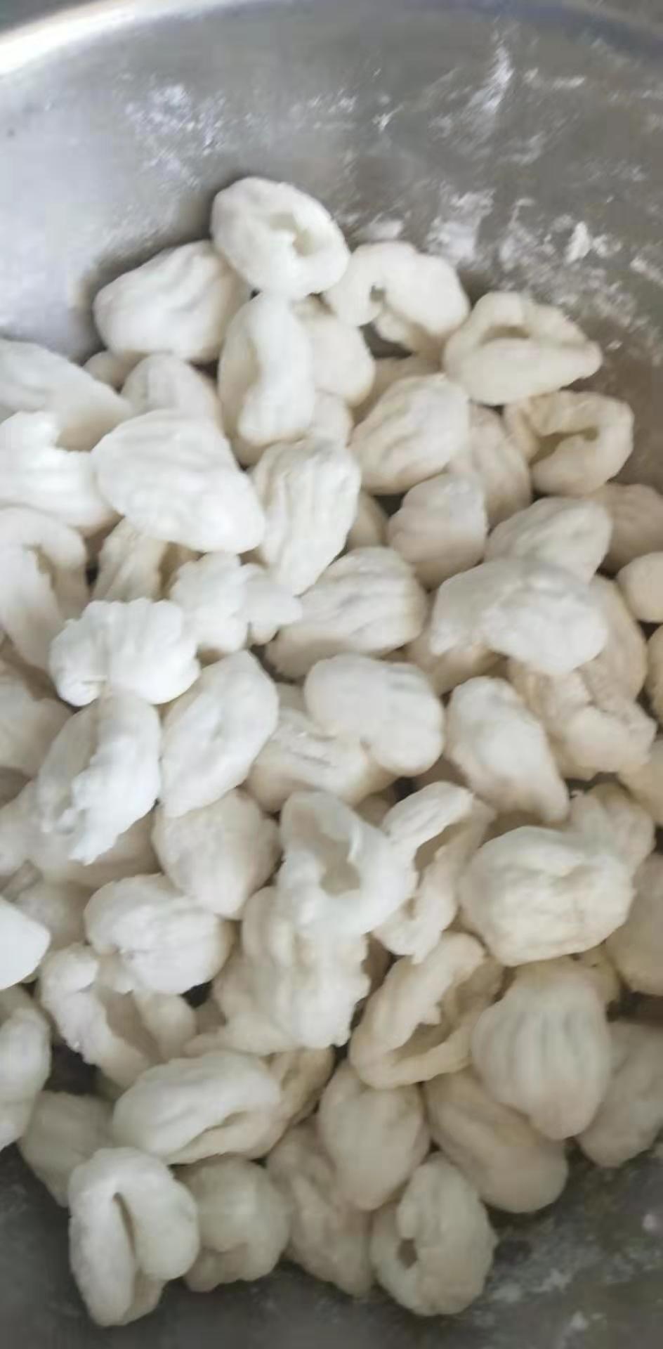 妻子拿着菜谱做饭,媳妇拿手美食