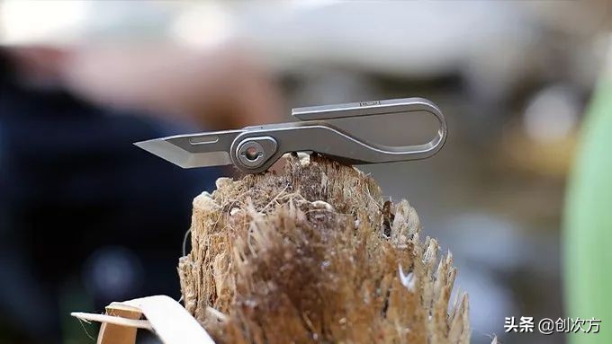 野外必备EDC，一把刀+一个手电，防尘防水耐摔，自己就能去冒险