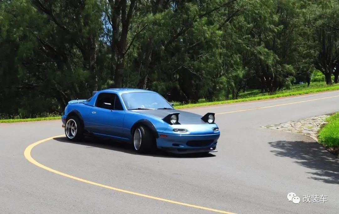 中置四驱五速手动的双门超跑,今晚我在秋名山等你