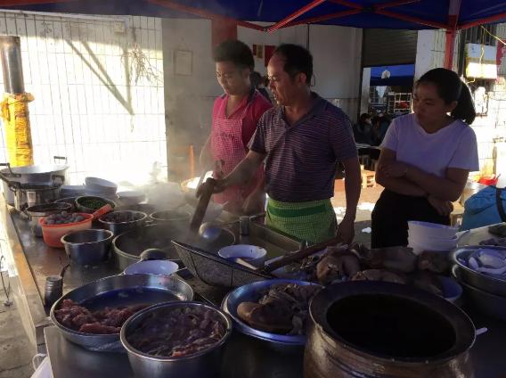 老鼠仔美食店老板,外号老鼠仔