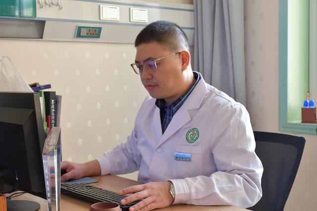 脾胃不好导致脸上长痘痘怎么办,肝火旺盛脾胃虚寒湿气重长痘痘