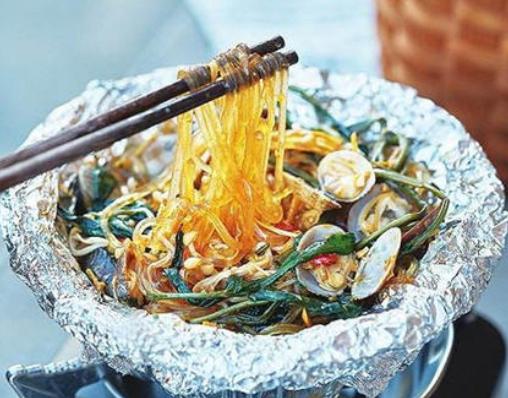 小伙摆摊卖1元羊肉串,摆地摊卖锡纸烤粉丝客人如何带走