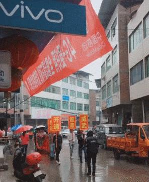 “兄弟睡觉压得胳膊都变色了，要不要叫醒他？”醒来一定很酸爽