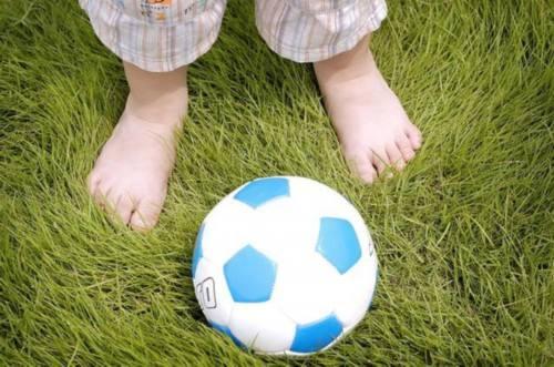 孩子不爱穿鞋子的原因,小孩不爱穿鞋子是怎么回事