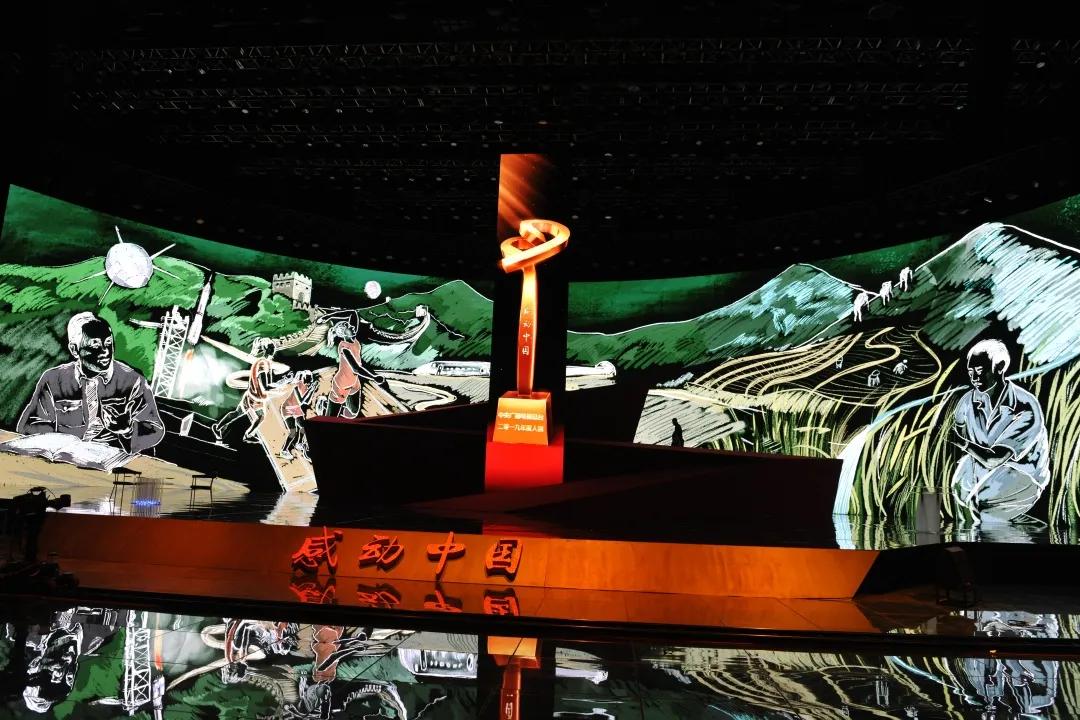 感动中国十大教育人物颁奖词,热爱教育事业的感动中国十大人物