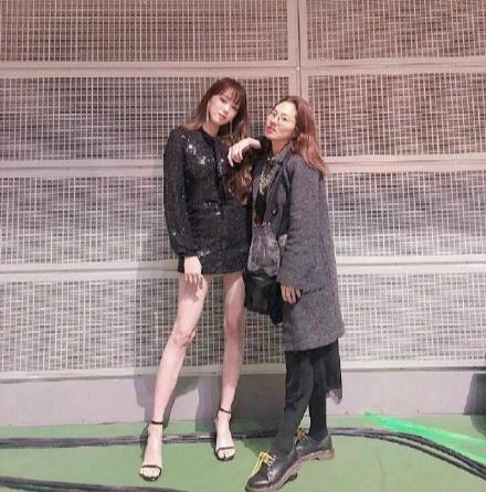 李圣经粉色衣服走秀,李圣经走秀照片