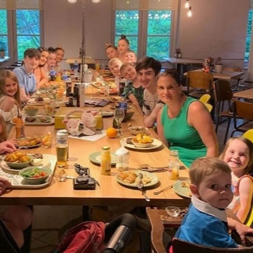 英国夫妇连生23个娃,英国夫妻30年连生21个孩子