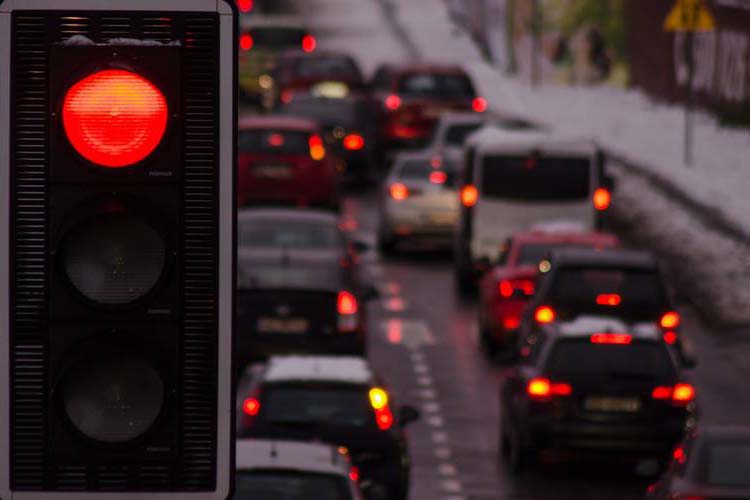 正常行驶撞到闯红灯的车怎么办,正常开车撞到人对方闯红灯怎么判