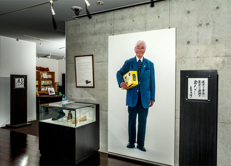 伟大的鞋匠，跑步文化领袖，Sneaker之王：鬼冢创立亚瑟士的故事