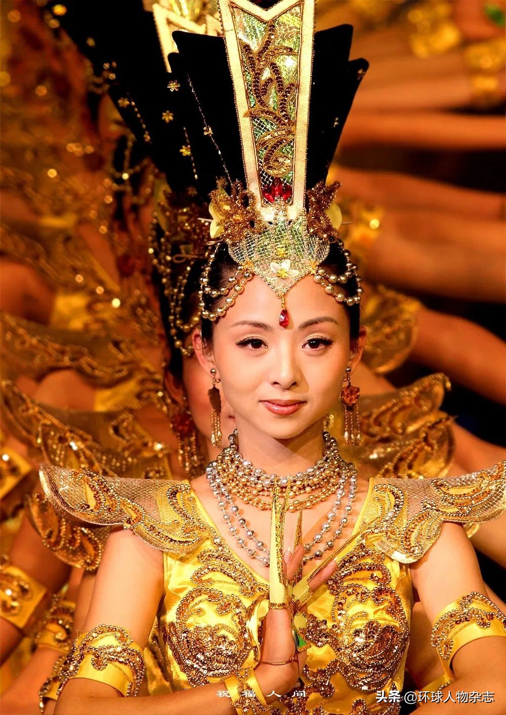 泪目!默念歌词12年,今天政协开幕,曾经的“千手观音”用手“唱响”*歌国**