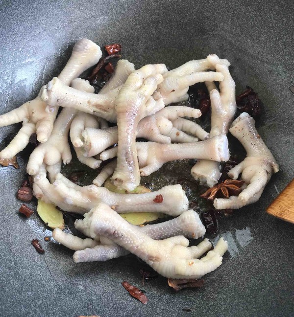 玉骨鸭爪怎么做才好吃,妈妈做的鸡爪实在太美味了