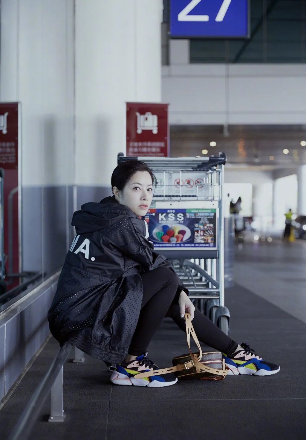 玉女歌手拒绝大佬*规则潜**背上巨额违约金！为还债走穴捞金无人识