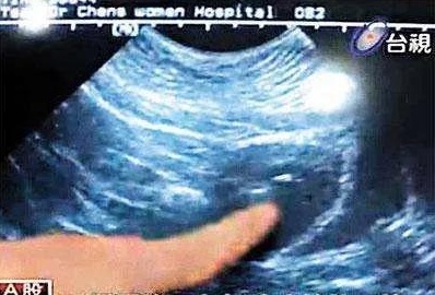 这么小的娃会踢被子,这么小的娃就会翘二郎腿了