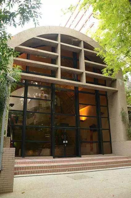 香港豪门最惨原配!生前帮贫穷小子成首富,死后还要被他利用?