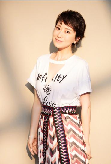 海清黑色礼服迷人短发,海清短发穿衣搭配