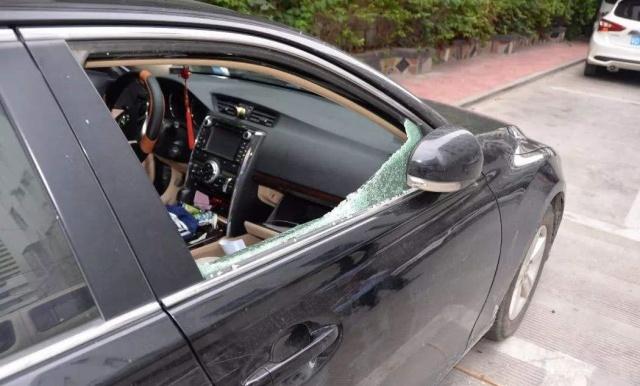 车钥匙被锁了怎么开窗,钥匙被锁在车里如何打开车窗