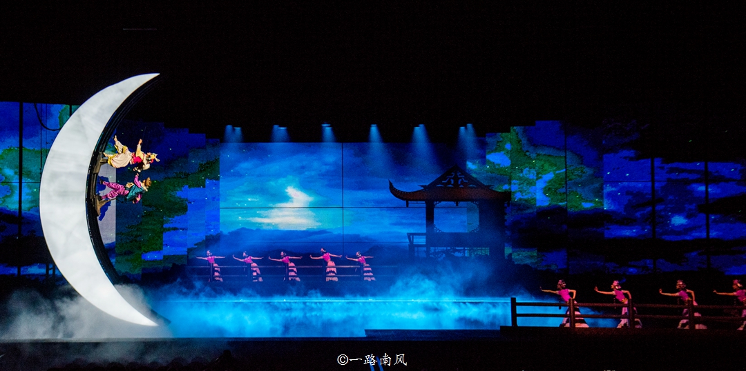 美女介绍丽江千古情景区,丽江千古情景区人多吗