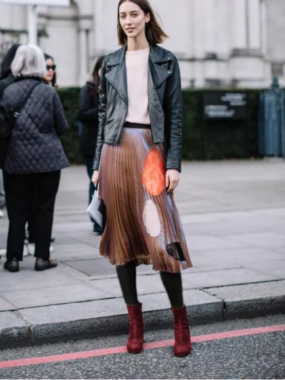 秋天穿裙子好看还是裤子好看,半身迷笛裙穿搭