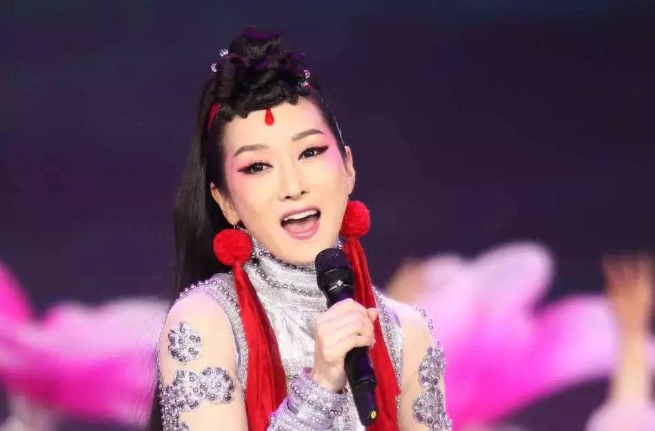 萨顶顶被质疑假唱直接清唱,萨顶顶拿反话筒假唱事件始末