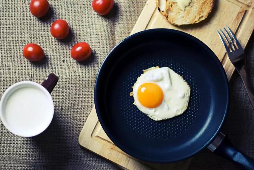 白皮鸡蛋和红皮鸡蛋营养区别,红皮鸡蛋vs白皮鸡蛋哪种更营养