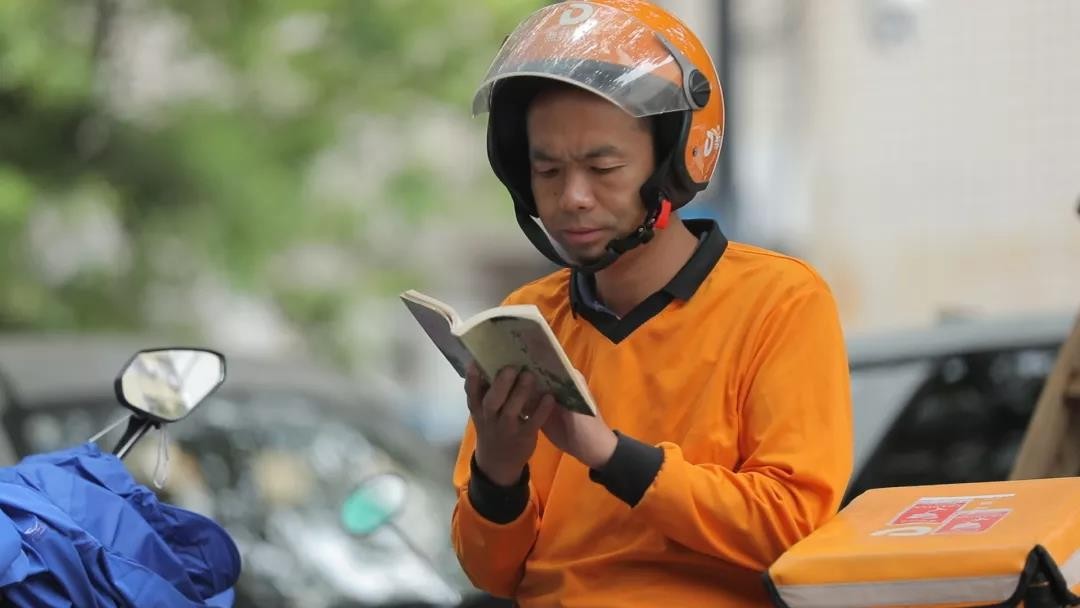 外卖小哥获得诗词大会第一名,诗词大会夺冠的外卖小哥目前状况