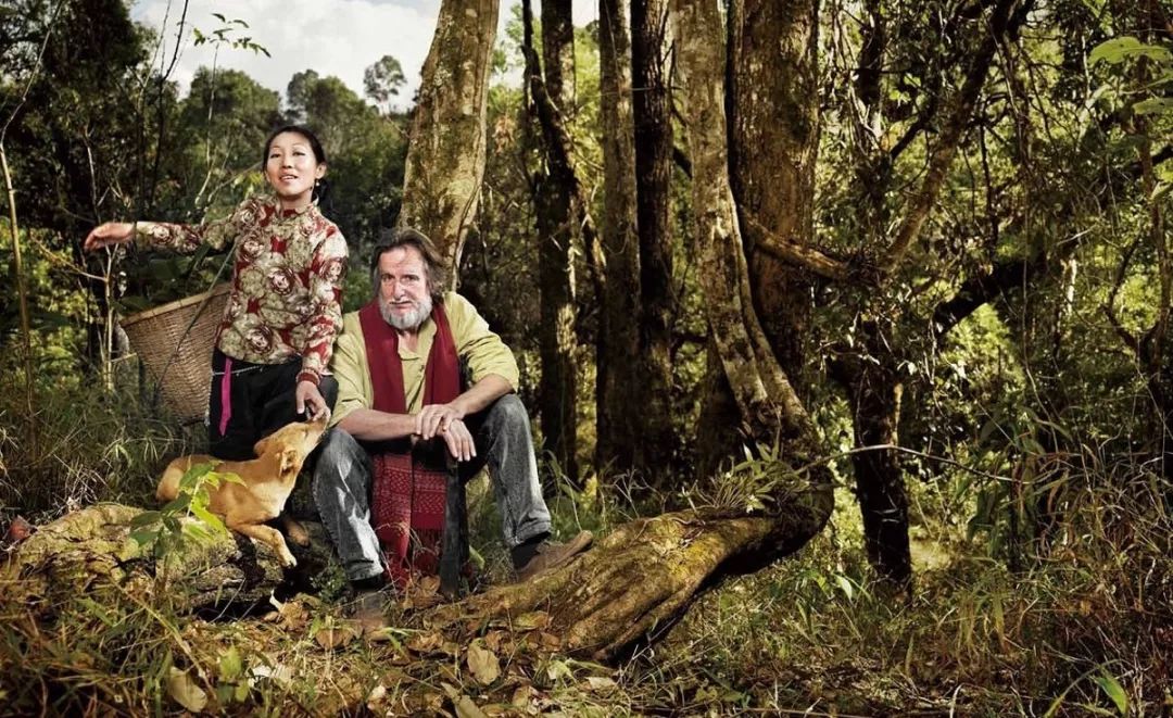 29岁不当记者，追随德国老公守护雨林，两女儿宛如天使，可不上学