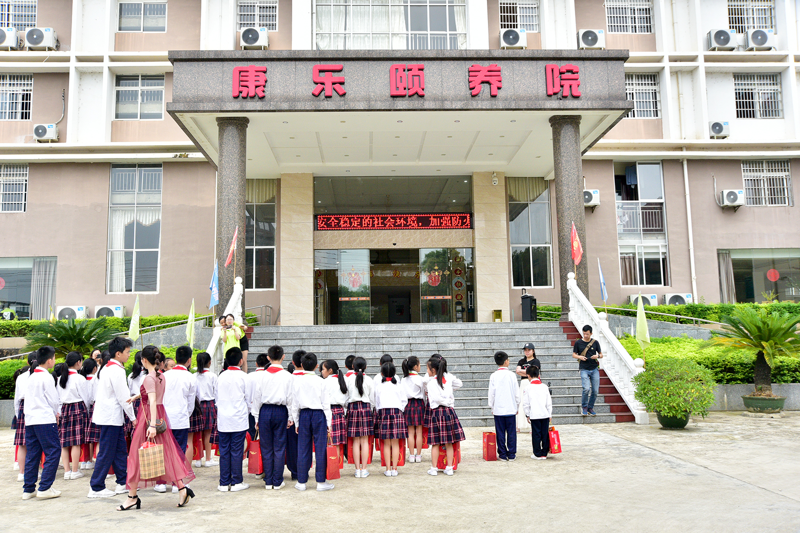 小学敬老孝贤月活动总结,尊老敬老教育活动报道