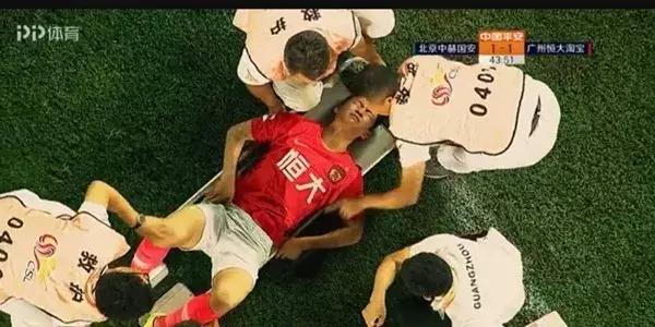 太有水瓶！天王山大战之夜，国安球迷“荣登”热搜....