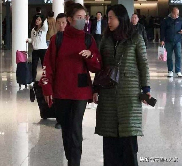 赵薇亲民现身引骚动，口罩遮面赶路不忘为粉丝签名！网友：扛霸子