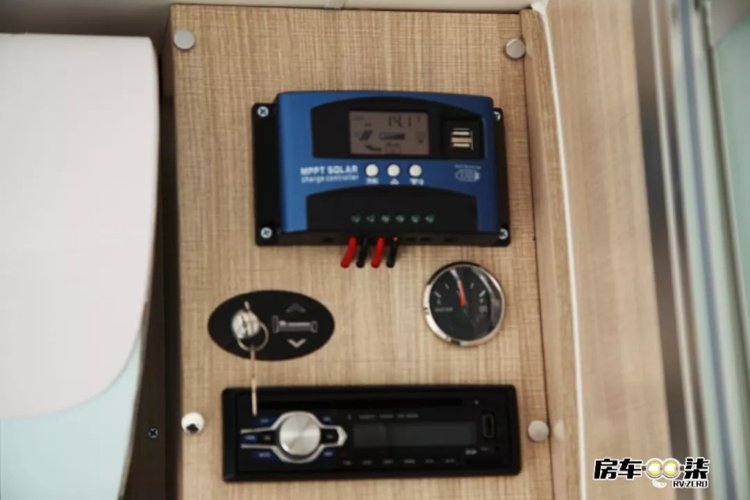 科斯升顶越野拖挂房车,平头轻卡双拓展自行式c型房车