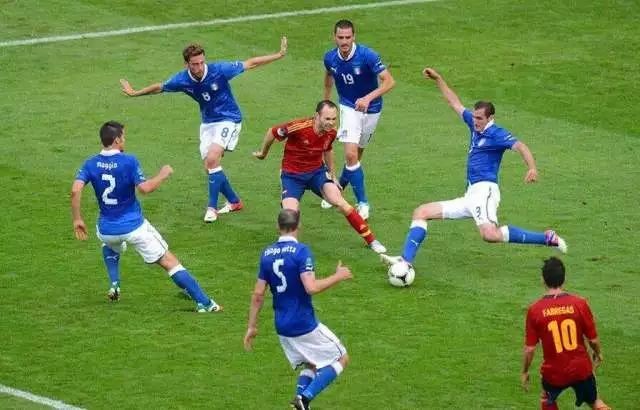 齐达内看梅西比赛巴萨,巴萨6号8号是谁