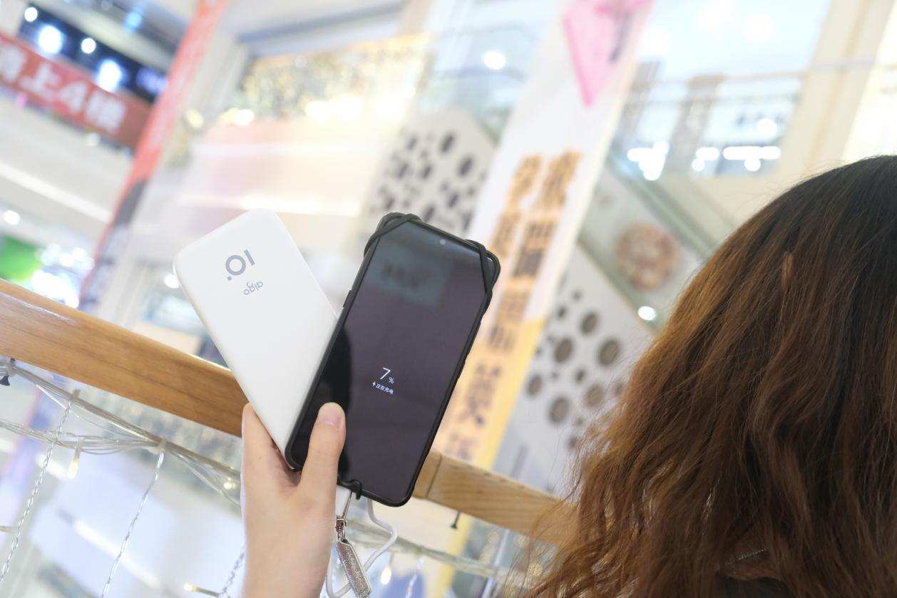 女生都是颜值*党**！像aigo国民好物充电宝就合女友的审美