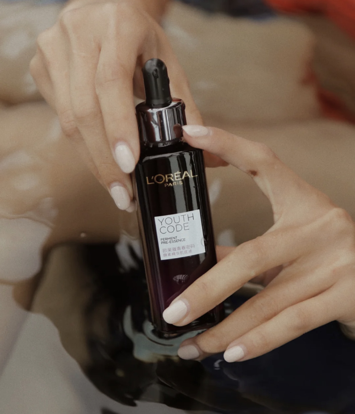 olay和欧莱雅精华怎么搭配使用,欧莱雅美白精华和olay小白瓶测评