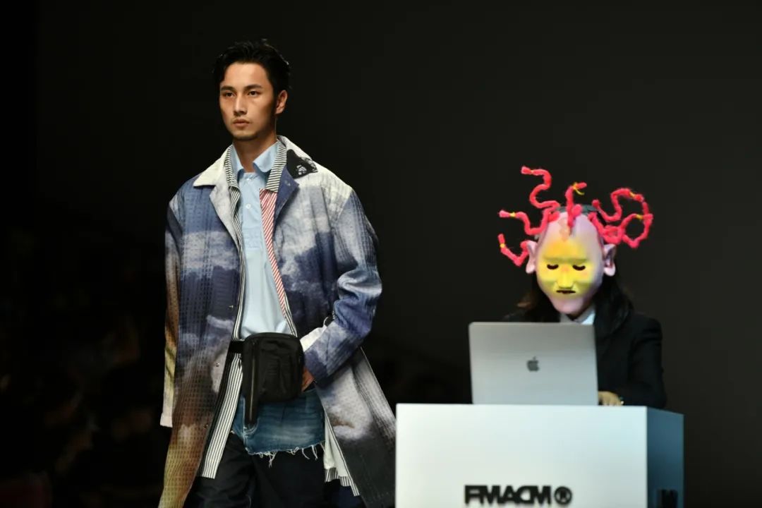 国潮在外国街头,国潮捡垃圾小孩图片