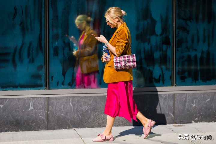 复古风潮来袭这件灯芯绒很火,红色灯芯绒复古风搭配