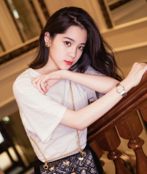 为什么有人扎头发很挺,为什么有的人扎头发和披发差距大