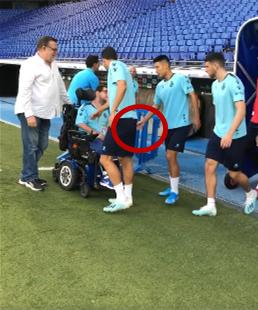 武磊和西班牙人球迷庆祝,武磊和国安球迷鼓掌