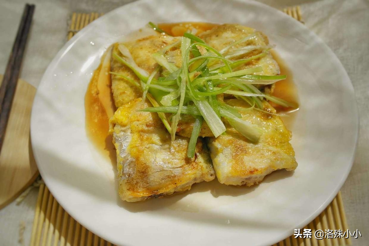 煎蒸带鱼口感细腻，味道鲜，蒸前除腥这一步是重点！