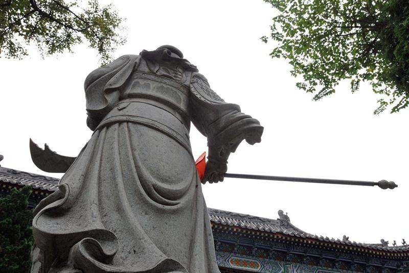 云南石雕关公人物雕像,关公雕像佛纹寓意