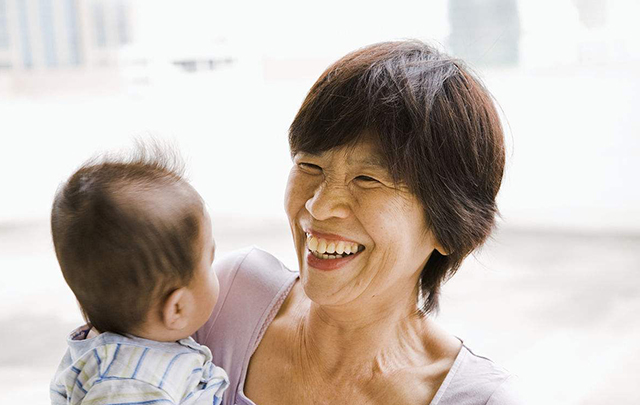 “奶奶好还是妈妈好”？老人这样的问话，看似逗娃，却是在害娃