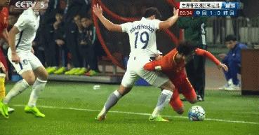 韩国足球踩奖杯,韩国足球队踩奖杯后续