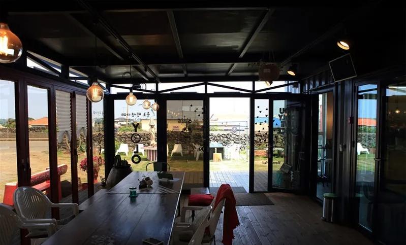 极简集装箱咖啡屋,怀旧音乐餐吧装修效果图