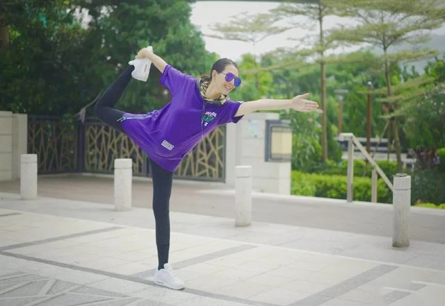 蔡少芬穿孕妇裙现身,46岁高龄产妇蔡少芬